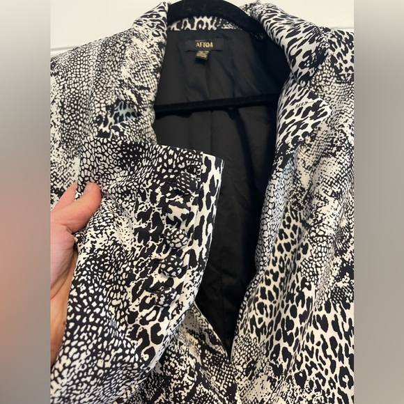 AFRM Animal Print Curtis Blazer in black&while print- XS - Picture 7 of 7